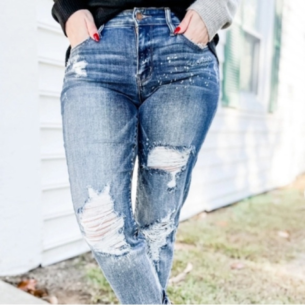 NWT Judy Blue Mid Rise Destroyed Bleach Splatter Boyfriend Raw Hem Jeans